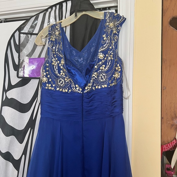 Stunning Mac Duggal gown! - Picture 3 of 6